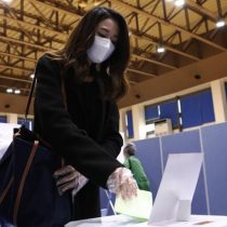 Surcoreanos votan en legislativas bajo drásticas medidas sanitarias