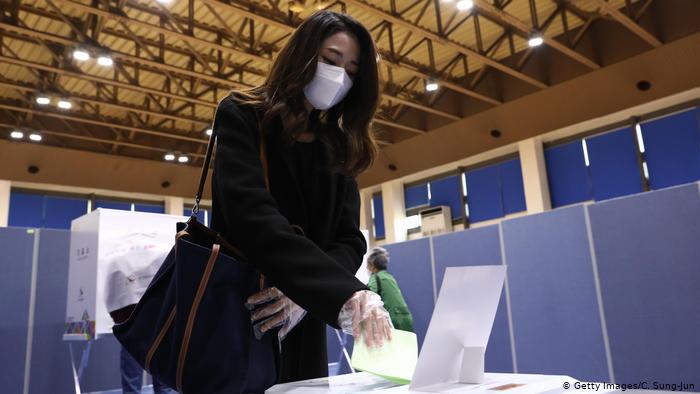 Surcoreanos votan en legislativas bajo drásticas medidas sanitarias