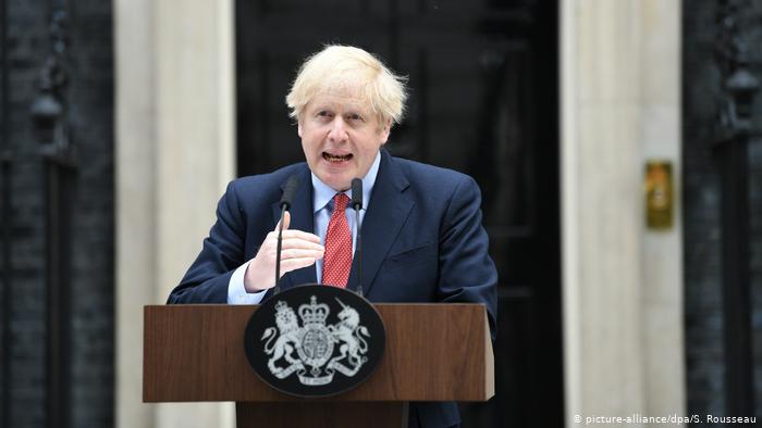 Johnson reaparece en público y mantiene el confinamiento Johnson reaparece en público y mantiene el confinamiento