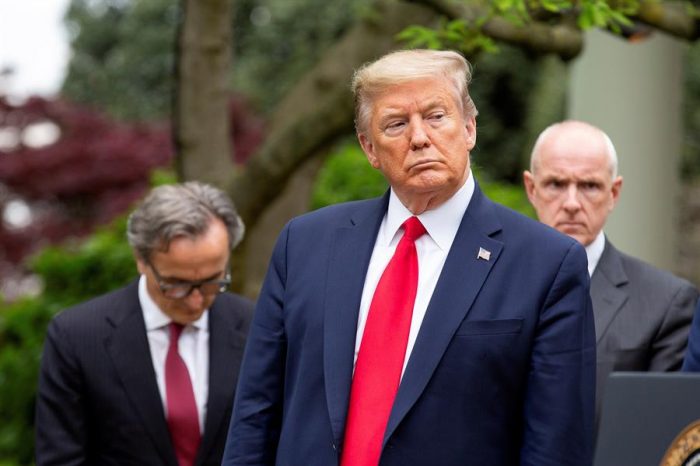 Trump se retracta y dice que la sala de crisis seguirá «indefinidamente» Trump se retracta y dice que la sala de crisis seguirá