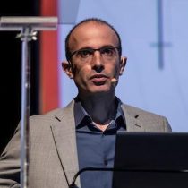 Harari: Estamos reescribiendo las reglas del juego, elegiremos entre unir a la humanidad o el egoísmo y los nacionalismos