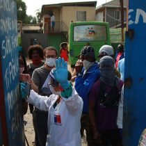 Haitianos contagiados con Covid-19 son trasladados a residencias sanitarias y el caso reinstala debate por arriendos inescrupulosos a inmigrantes