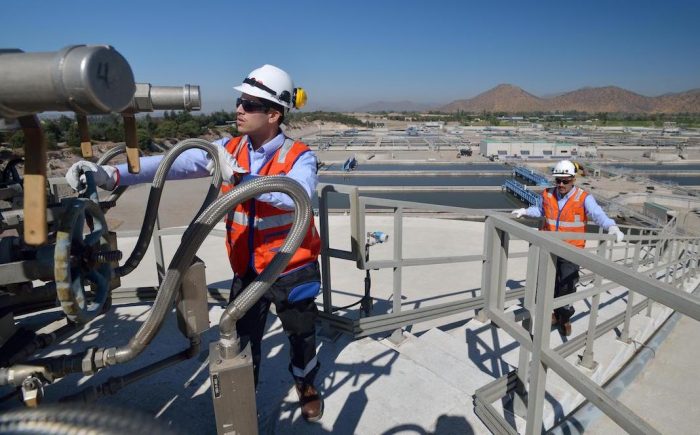Aguas Andinas firma acuerdo con empresas contratistas para evitar despidos durante la crisis sanitaria Aguas Andinas firma acuerdo con empresas contratistas para evitar despidos durante la crisis sanitaria
