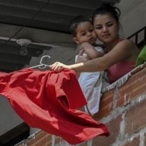 Coronavirus: Por qué tantos colombianos han colgado trapos rojos en sus casas en medio de la cuarentena por la pandemia