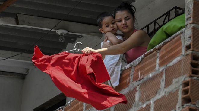Coronavirus: Por qué tantos colombianos han colgado trapos rojos en sus casas en medio de la cuarentena por la pandemia Coronavirus: Por qué tantos colombianos han colgado trapos rojos en sus casas en medio de la cuarentena por la pandemia