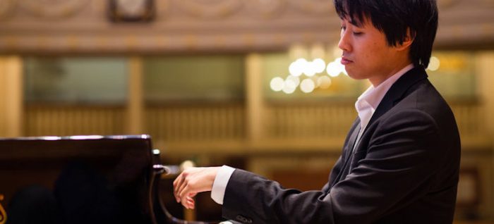 Reconocido pianista George Fu interpreta Primer Libro de Estudios de Claude Debussy en Friday Night