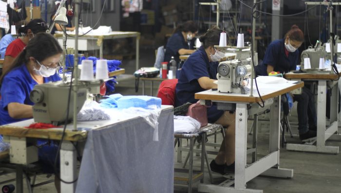 Marcas de ropa confeccionan uniformes clínicos para donar al personal de salud Marcas de ropa confeccionan uniformes clínicos para donar al personal de salud