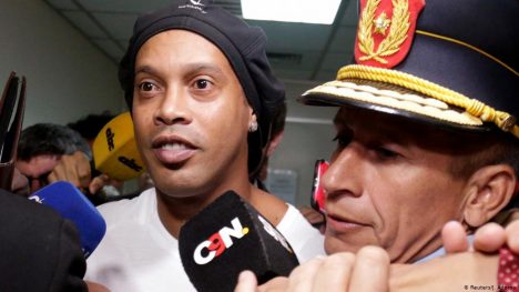 Otorgan arresto domiciliario a Ronaldinho tras pago de fianza millonaria Otorgan arresto domiciliario a Ronaldinho tras pago de fianza millonaria