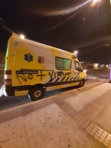 Antofagasta: Rayaron y apedrearon ambulancia que trasladaba muestras de coronavirus desde Calama Antofagasta: Rayaron y apedrearon ambulancia que trasladaba muestras de coronavirus desde Calama