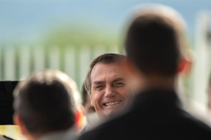 Bolsonaro vuelve desafiar el aislamiento y es grabado paseando por Brasilia Bolsonaro vuelve desafiar el aislamiento y es grabado paseando por Brasilia