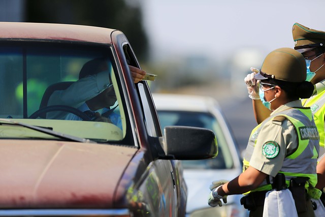 Carabineros reporta que más de 8.000 automóviles salieron de Santiago este fin de semana Carabineros reporta que más de 8.000 automóviles salieron de Santiago este fin de semana