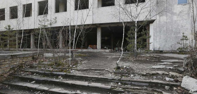 Bomberos ucranianos intentan apagar incendio en zona de exclusión de Chernóbil