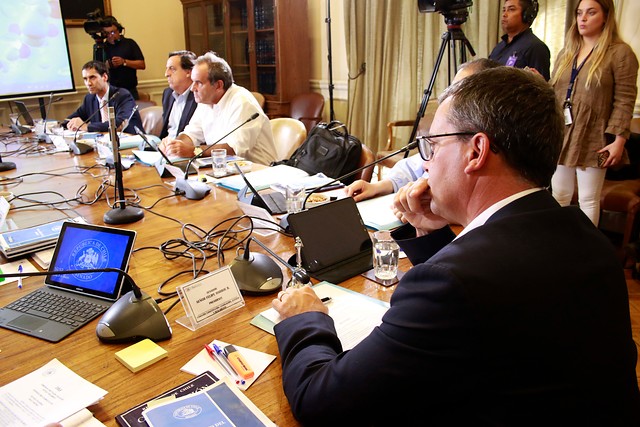 Rebaja de sueldos a altas autoridades del Estado avanza en el Senado pero acuerdan excluir al Poder Judicial Rebaja de sueldos a altas autoridades del Estado avanza en el Senado pero acuerdan excluir al Poder Judicial