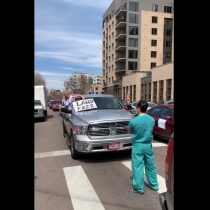 Sin miedo: enfermeros se enfrentan a “trumpistas” furiosos que quieren levantar las cuarentenas