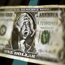 Dólar cierra a la baja por quinta jornada consecutiva y se encamina a peor semana en un mes