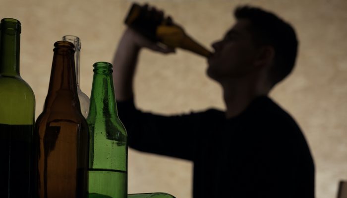 Nuestro aislamiento de hoy, ¿nuestro alcoholismo de mañana? Nuestro aislamiento de hoy, ¿nuestro alcoholismo de mañana?