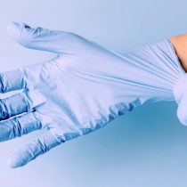 Los guantes desechables son seguros por un tiempo limitado y no sustituyen al lavado de manos