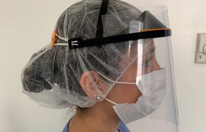 Universidad imprime máscaras de protección facial 3D gratuitas para funcionarios de centros de salud