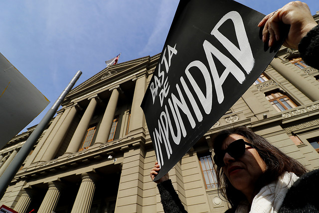 La Moneda cede a presiones de la derecha: fórmula del Gobierno para favorecer a violadores de DD.HH. de Punta Peuco indigna a la oposición La Moneda cede a presiones de la derecha: fórmula del Gobierno para favorecer a violadores de DD.HH. de Punta Peuco indigna a la oposición