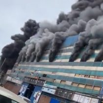 Feroz incendio destruye parte de la Zona Franca de Iquique