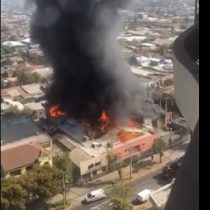 Registran gran incendio en galpón de Santiago Centro: cerca de 150 bomberos llegaron al lugar