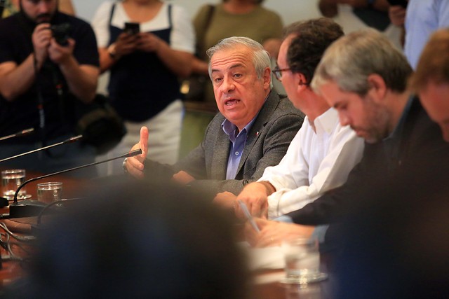 La nueva normalidad escolar del Gobierno: Mañalich insiste en pronto retorno a clases y Figueroa asegura que los niños “no corren mayor riesgo en términos vitales” La nueva normalidad escolar del Gobierno: Mañalich insiste en pronto retorno a clases y Figueroa asegura que los niños “no corren mayor riesgo en términos vitales”