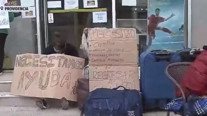Cerca de 50 peruanos acampan afuera del consulado ubicado en Providencia: piden ayuda para regresar a su país Cerca de 50 peruanos acampan afuera del consulado ubicado en Providencia: piden ayuda para regresar a su país