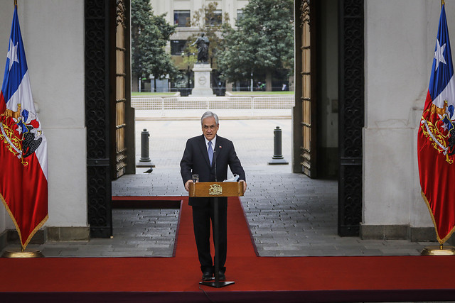 Piñera intenta aterrizar la nueva apuesta del Gobierno del Retorno Seguro: “Apunta a enfrentar con eficacia ambas crisis, la sanitaria y la social” Piñera intenta aterrizar la nueva apuesta del Gobierno del Retorno Seguro: “Apunta a enfrentar con eficacia ambas crisis, la sanitaria y la social”