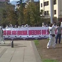 Manifestantes vuelven a Plaza de la Dignidad con llamativo lienzo: fueron dispersados por Carabineros