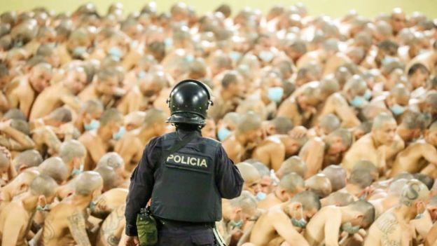 Las impactantes imágenes con las que El Salvador anunció que juntó a presos de diferentes pandillas en las celdas para combatir la violencia (y qué riesgos conlleva) Las impactantes imágenes con las que El Salvador anunció que juntó a presos de diferentes pandillas en las celdas para combatir la violencia (y qué riesgos conlleva)