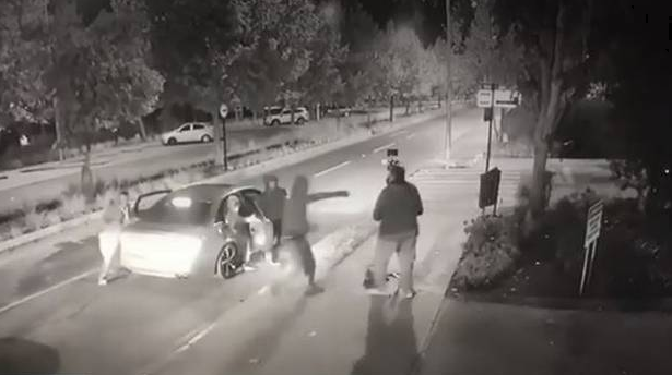Delincuentes realizan violento asalto a equipo de prensa de CNN Chile y CHV en plena calle de Vitacura Delincuentes realizan violento asalto a equipo de prensa de CNN Chile y CHV en plena calle de Vitacura