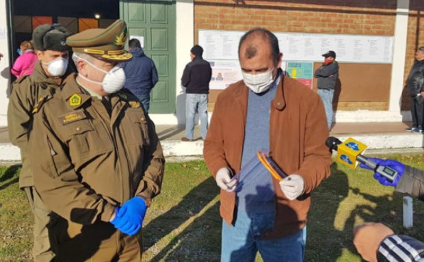 Carabineros recibe donación de escudos faciales fabricados en la Universidad de Magallanes Carabineros recibe donación de escudos faciales fabricados en la Universidad de Magallanes