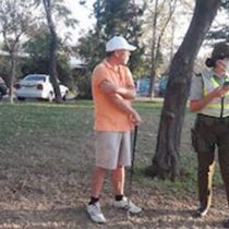 Sin comentarios: en medio de la cuarentena, sorprenden a hombre jugando golf en una plaza de Las Condes