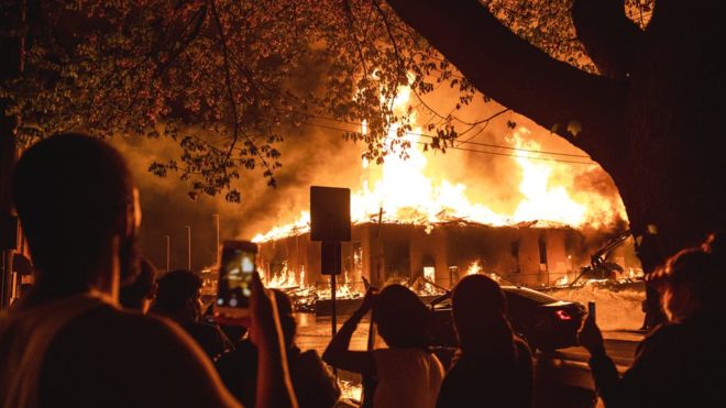 Estallido social en Minneapolis: se registra tercera noche de intensas manifestaciones tras el asesinato de George Floyd Estallido social en Minneapolis: se registra tercera noche de intensas manifestaciones tras el asesinato de George Floyd