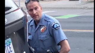 Detienen al policía implicado en la muerte de afroamericano en EEUU Detienen al policía implicado en la muerte de afroamericano en EEUU