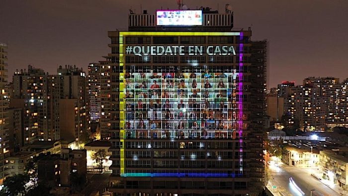 Con música y juegos de luces Enel Chile saluda a los “héroes sin capa” del coronavirus Con música y juegos de luces Enel Chile saluda a los