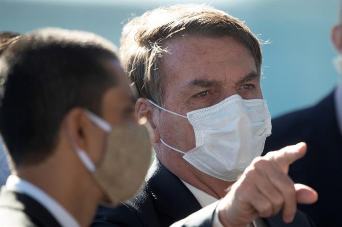 Bolsonaro decreta que gimnasios y peluquerías sigan funcionando pese al COVID-19 Bolsonaro decreta que gimnasios y peluquerías sigan funcionando pese al COVID-19