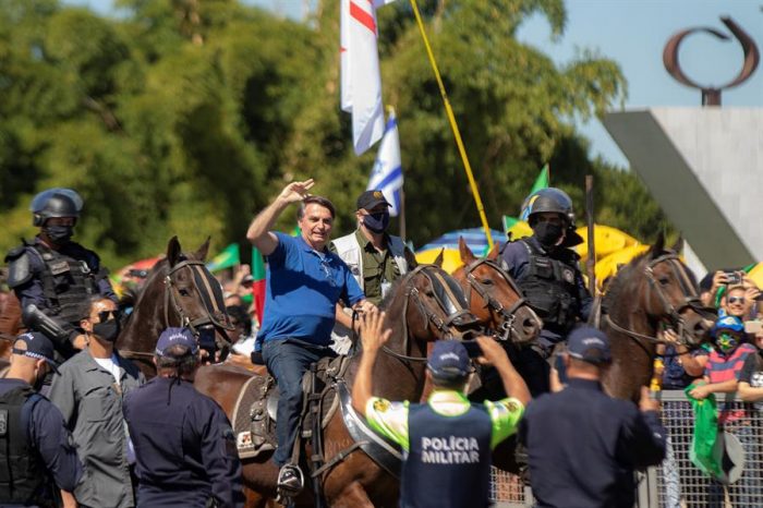 Bolsonaro se pasea a caballo entre miles de personas e ignora al COVID-19