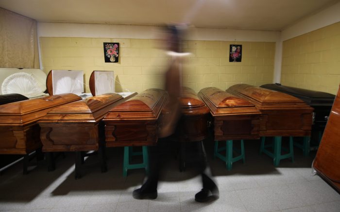 Dueño de funeraria advierte negligencia de hospitales y amenaza: «Nos podemos enojar y provocar un tremendo colapso en el sistema» Dueño de funeraria advierte negligencia de hospitales y amenaza: