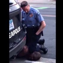 La indignación por la muerte de un afroestadounidense después de que se viera a un policía blanco arrodillándose en su cuello