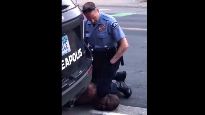 La indignación por la muerte de un afroestadounidense después de que se viera a un policía blanco arrodillándose en su cuello La indignación por la muerte de un afroestadounidense después de que se viera a un policía blanco arrodillándose en su cuello