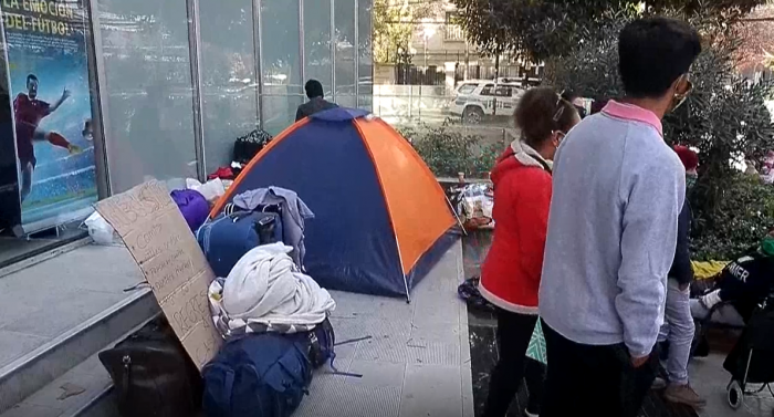 Ciudadanos peruanos siguen acampando a las afueras del consulado de ese país Ciudadanos peruanos siguen acampando a las afueras del consulado de ese país