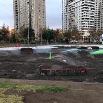 Tras denuncias de vecinos: Municipalidad de Santiago sepulta skatepark con cinco toneladas de tierra para evitar su uso durante la pandemia