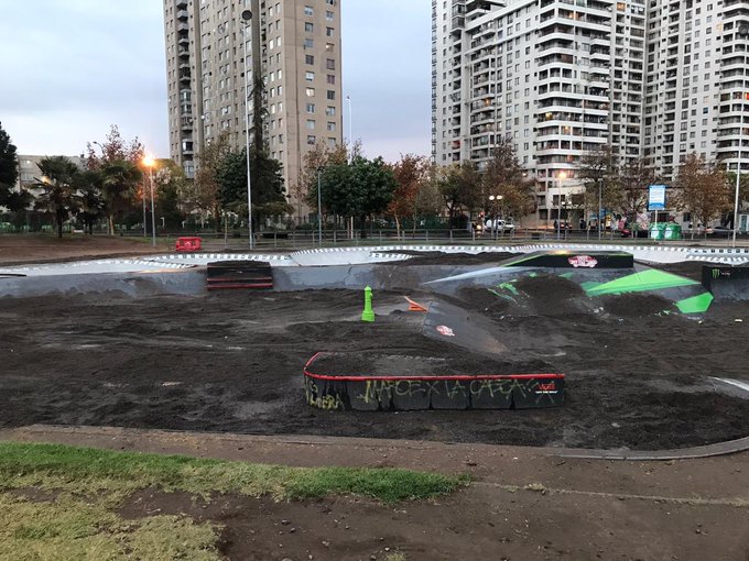 Tras denuncias de vecinos: Municipalidad de Santiago sepulta skatepark con cinco toneladas de tierra para evitar su uso durante la pandemia Tras denuncias de vecinos: Municipalidad de Santiago sepulta skatepark con cinco toneladas de tierra para evitar su uso durante la pandemia