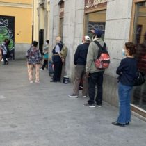 Coronavirus en España: las colas del hambre por la crisis de la covid-19 inundan Madrid