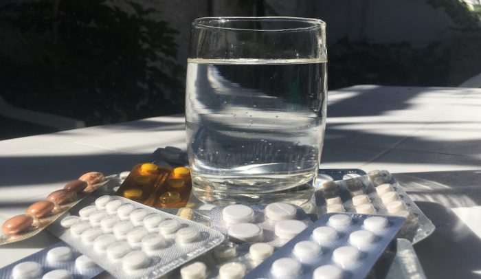Los riesgos de la automedicación excesiva durante el confinamiento por Covid-19 Los riesgos de la automedicación excesiva durante el confinamiento por Covid-19