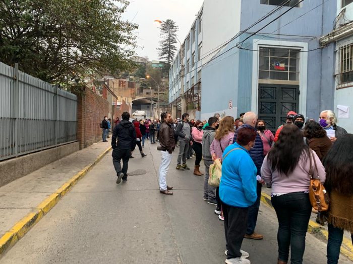 Medidas del Gobierno sin “bajada operativa”: Valparaíso, Renca y El Bosque registran largas filas y desórdenes por gente buscando cajas de mercadería