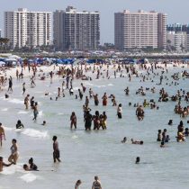 Multitudes desafían pandemia en playas de Estados Unidos