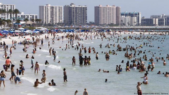 Multitudes desafían pandemia en playas de Estados Unidos Multitudes desafían pandemia en playas de Estados Unidos