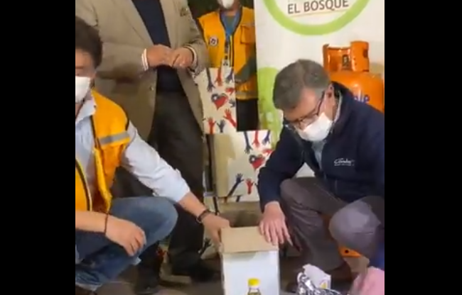 Alcalde Lavín ayuda a vecinos de El Bosque con cajas de alimentos de emergencia Alcalde Lavín ayuda a vecinos de El Bosque con cajas de alimentos de emergencia
